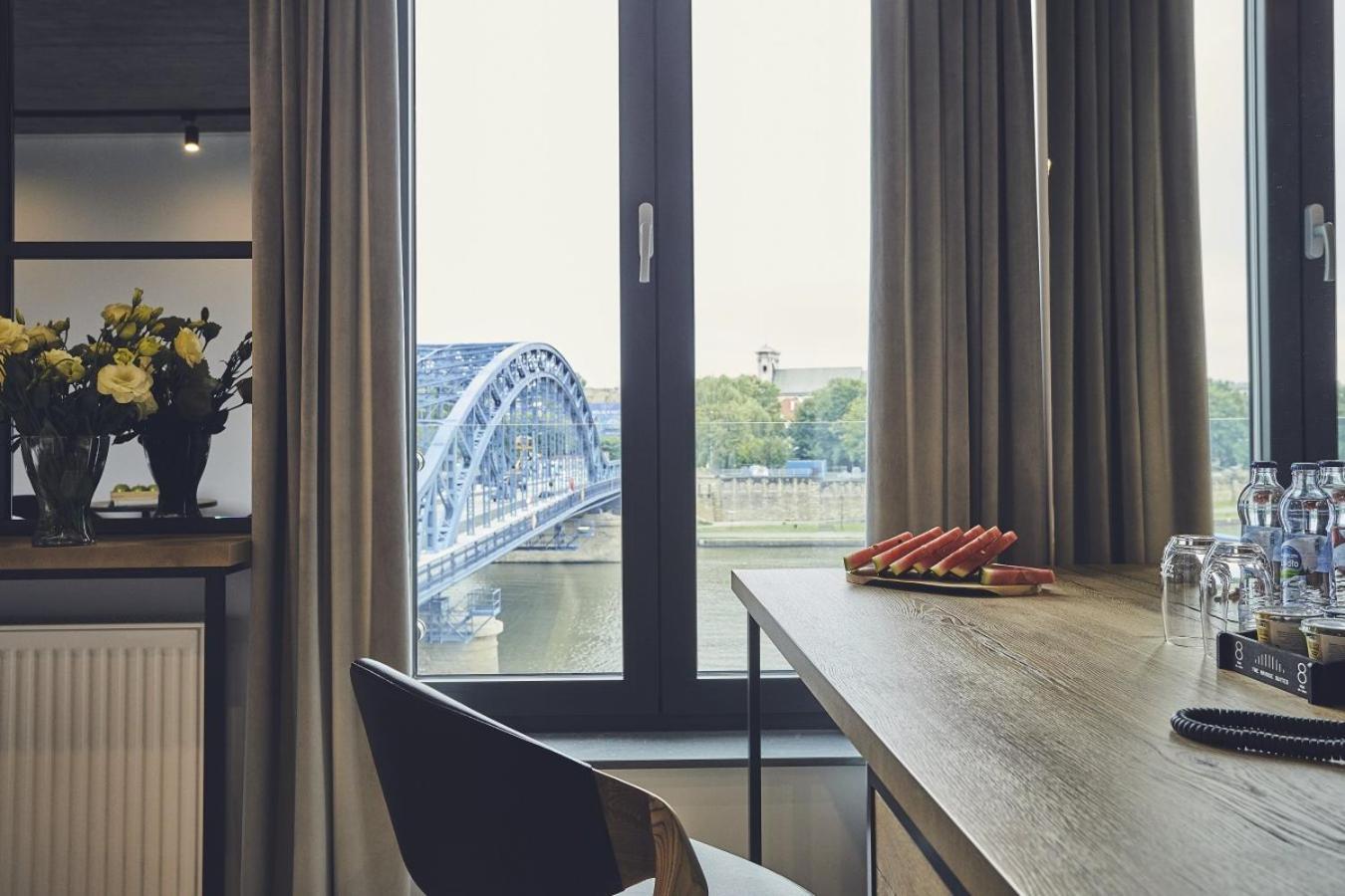 The Bridge Suites Hotel — Foto’s 1